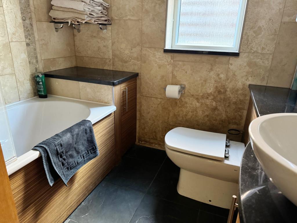 Lot: 59 - DETACHED BUNGALOW FOR IMPROVEMENT WITH POTENTIAL TO EXTEND - Bathroom